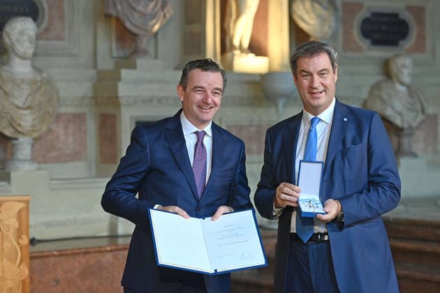 Prof. Dr. Clemens Martin WENDTNER erhaelt von Markus SOEDER (Ministerpraesident Bayern und CSU Vorsitzender) den Bayerischen Verdienstorden. Verleihung Bayerischer Verdienstorden im Antiquarium der Muenchner Residenz am 13.10.2022.