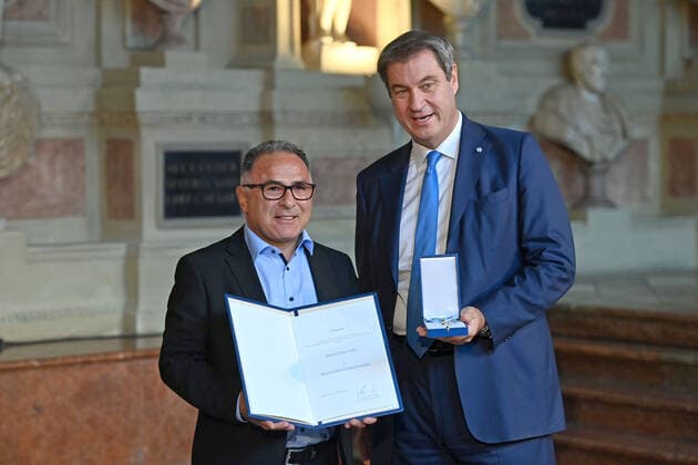 Rifat YILDIZ erhaelt von Markus SOEDER (Ministerpraesident Bayern und CSU Vorsitzender) den Bayerischen Verdienstorden. Verleihung Bayerischer Verdienstorden im Antiquarium der Muenchner Residenz am 13.10.2022.