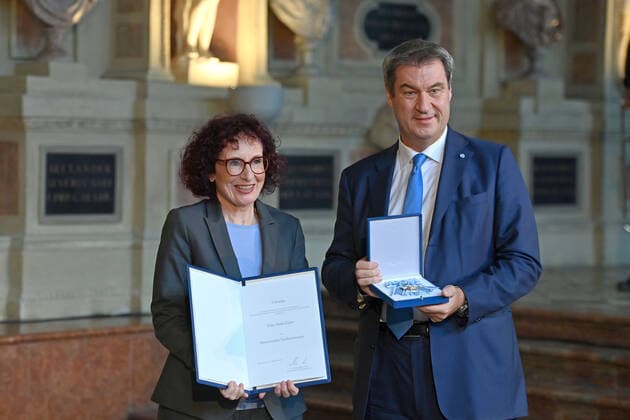 Anna ZISLER erhaelt von Markus SOEDER (Ministerpraesident Bayern und CSU Vorsitzender) den Bayerischen Verdienstorden. Verleihung Bayerischer Verdienstorden im Antiquarium der Muenchner Residenz am 13.10.2022.
