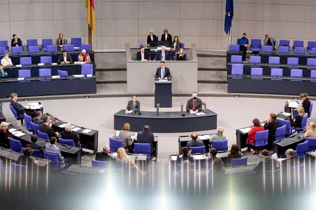 News Themen der Woche KW41 News Bilder des Tages Plenarsitzung im Bundestag in Berlin Cem Özdemir (Bundesminister für Ernährung und Landwirtschaft, Bündnis 90 Die Grünen) während der Sitzung des Deutschen Bundestags am 13.10.2022 in Berlin. Berlin Bundestag Berlin Deutschland *** Plenary session in the Bundestag in Berlin Cem Özdemir Federal Minister of Food and Agriculture, Bündnis 90 Die Grünen during the session of the German Bundestag on 13 10 2022 in Berlin Berlin Bundestag Berlin Germany