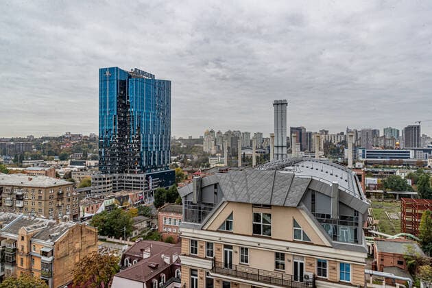 News Bilder des Tages A wide-angle shot shows that the 101 Tower sits in the heart of civilian residential blocks of apartments, in a parallel shot 3 days after Russian forces struck the capital Kyiv, Ukraine, photographed on Thursday, Oct 13, 2022. Blasts rock capital Kyiv hitting Tower 101 amongst other civilian targets and other cities, in what Ukraine says, an attack to wipe us off the face of the earth. (VX Photo Vudi Xhymshiti), Russian Missile Hit Kyiv Kyiv 101 Tower Kyiv Region Ukraine  , Copyright: xVudixXhymshitix
