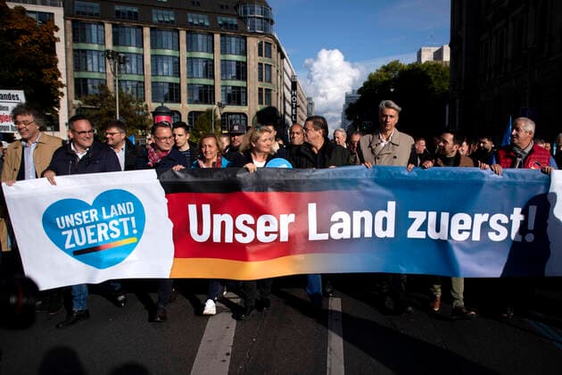 Deutsche Parteien: AfD, Symbolbilder AfD Demo - Unser Land Zuerst DEU, Deutschland, Germany, Berlin, 08.10.2022 Parteifuehrung der AfD Tino Chrupalla, Beatrix von Storch, Harald Weyel, Stephan Brandner und Marc Jongen und Demonstranten mit Transparent Unser Land Zuerst auf einer Kundgebung und Demonstration der rechtsextremen Partei Alternative fuer Deutschland AfD unter dem Motto Unser Land Zuerst Energiesicherheit und Inflationsschutz im Regierungsviertel in Berlin, Deutschland. Der Protest gegen die Poltik der Bundesregierung, Energiepolitik, und steigende Preise und Inflation wird unterstuetzt von sog. Querdenker und Rechtsradikalen. Als Folge des Krieges in der Ukraine ist das Hauptthema fuer rechte Parteien in Deutschland jetzt die soziale Frage. en: Party leadership of