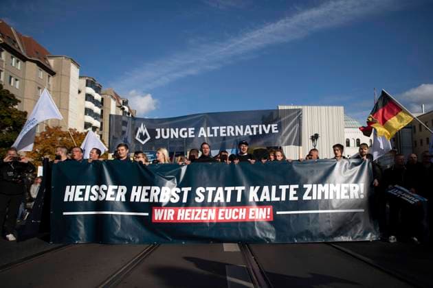 AfD Demo - Unser Land Zuerst DEU, Deutschland, Germany, Berlin, 08.10.2022 Demonstranten der Jungen Alternative JA, die Jugendorganisation der AfD, mit Transparent Heisser Herbst statt Kalte Fuesse Wir heizen euch ein auf einer Kundgebung und Demonstration der rechtsextremen Partei Alternative fuer Deutschland AfD unter dem Motto Unser Land Zuerst Energiesicherheit und Inflationsschutz im Regierungsviertel in Berlin, Deutschland. Der Protest gegen die Poltik der Bundesregierung, Energiepolitik, und steigende Preise und Inflation wird unterstuetzt von sog. Querdenker und Rechtsradikalen. Als Folge des Krieges in der Ukraine ist das Hauptthema fuer rechte Parteien in Deutschland jetzt die soziale Frage. en: Demonstrators from Junge Alternati