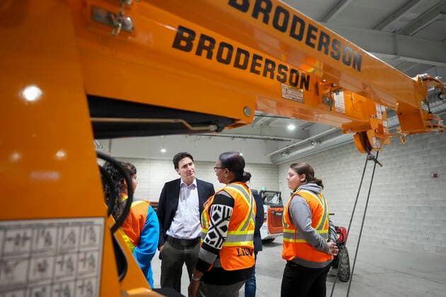 October 13, 2022, GRIMSBY, ON, CANADA: Canadian Prime Minister Justin Trudeau, back centre, meets with women apprentices as he tours the LiUNA! 837 Training Centre in Grimsby, Ont., Thursday, Oct. 13, 2022. GRIMSBY CANADA - ZUMAc35_ 20221013_zaf_c35_061 Copyright: xNathanxDenettex