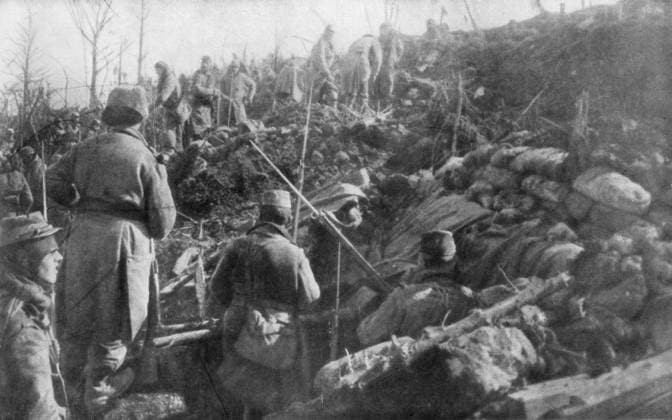 RECORD DATE NOT STATED Abandoned German trenches, Eparges ridge, near Verdun, France, August 1915. Abandoned German trenches, Eparges ridge, near Verdun, France, August 1915. Artist: Unknown 