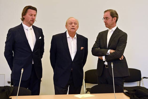 News Themen der Woche KW41 Alfons SCHUHBECK mit seinen Verteidigern Rechtsanwalt Dr. Markus GOTZENS (re), und Rechtsanwalt Sascha KOENIG (li). 3.Prozesstag im Strafverfahren gegen Alfons SCHUHBECK wegen Steuerhinterziehung (INGWERÂ’) vor dem Oberlandesgericht Muenchen OLG II am 14.10.2022 *** Alfons SCHUHBECK with his defense attorneys Dr Markus GOTZENS right, and attorney Sascha KOENIG left 3 trial day in the criminal proceedings against Alfons SCHUHBECK because of tax evasion INGWERÂ before the higher regional court Munich OLG II on 14 10 2022
