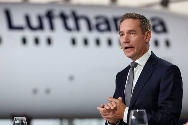 Frankfurt am Main am 14.Oktober 2022, xjfx Lufthansa Roll-in Event Boeing 787 -9 Berlin v.l., Jens Ritter (CEO von Lufthansa Airlines) im Hintergrund die Boeing 787 -9 Berlin *** Frankfurt am Main on 14 October 2022, xjfx Lufthansa Roll in Event Boeing 787 9 Berlin v l , Jens Ritter CEO of Lufthansa Airlines in the background the Boeing 787 9 Berlin Copyright: JoaquimxFerreira