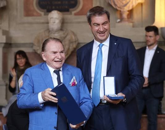 Verleihung des Bayerischen Verdienstordens durch den Bayerischen Ministerpräsident Dr. Markus Söder an den Schauspieler Fritz Wepper Dr. Markus Söder, der Bayerische Ministerpräsident, verleiht den Bayerischen Verdienstorden an Fritz Wepper, München Bayern Deutschland Antiquarium in der Müchner Residenz *** Award of the Bavarian Order of Merit by the Bavarian Prime Minister Dr Markus Söder to the actor Fritz Wepper Dr Markus Söder, the Bavarian Prime Minister, awards the Bavarian Order of Merit to Fritz Wepper, Munich Bavaria Germany Antiquarium in the Muenchen Residence