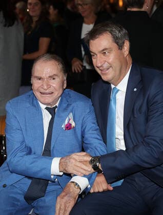 Verleihung des Bayerischen Verdienstordens durch den Bayerischen Ministerpräsident Dr. Markus Söder an den Schauspieler Fritz Wepper Dr. Markus Söder, der Bayerische Ministerpräsident, verleiht den Bayerischen Verdienstorden an Fritz Wepper, München Bayern Deutschland Antiquarium in der Müchner Residenz