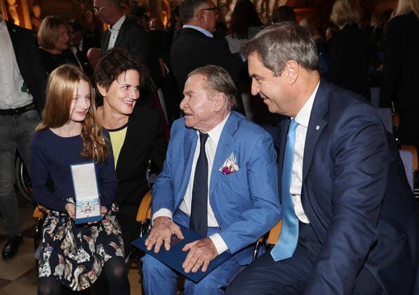 Verleihung des Bayerischen Verdienstordens durch den Bayerischen Ministerpräsident Dr. Markus Söder an den Schauspieler Fritz Wepper Dr. Markus Söder, der Bayerische Ministerpräsident, verleiht den Bayerischen Verdienstorden an Fritz Wepper , links im Bild Ehefrau Susanne Kellermann und Tochter Filippa, München Bayern Deutschland Antiquarium in der Müchner Residenz