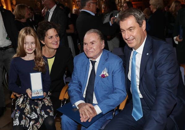 Verleihung des Bayerischen Verdienstordens durch den Bayerischen Ministerpräsident Dr. Markus Söder an den Schauspieler Fritz Wepper Dr. Markus Söder, der Bayerische Ministerpräsident, verleiht den Bayerischen Verdienstorden an Fritz Wepper , links im Bild Ehefrau Susanne Kellermann und Tochter Filippa, München Bayern Deutschland Antiquarium in der Müchner Residenz