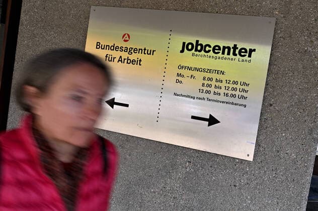 Die Jobcenter sind zuständig für das Bürgergeld. Vor dem Jobcenter in Bad Reichenhall. Bad Reichenhall Bayern Deutschland *** The job centers are responsible for the citizens allowance In front of the job center in Bad Reichenhall Bad Reichenhall Bavaria Germany Copyright: xRolfxPossx
