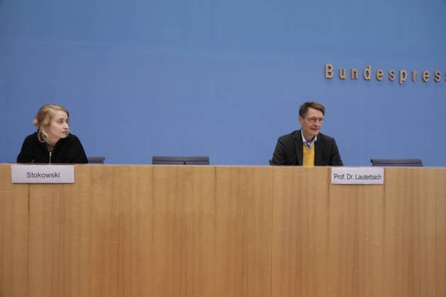 Margarete Stokowski, Autorin, Bundesminister für Gesundheit Prof. Dr. Karl Lauterbach, Deutschland, Berlin, Bundespressekonferenz, Thema: Start der Corona-Kampagne *** Margarete Stokowski, author, Federal Minister of Health Prof Dr Karl Lauterbach, Germany, Berlin, Federal Press Conference, topic launch of Corona campaign