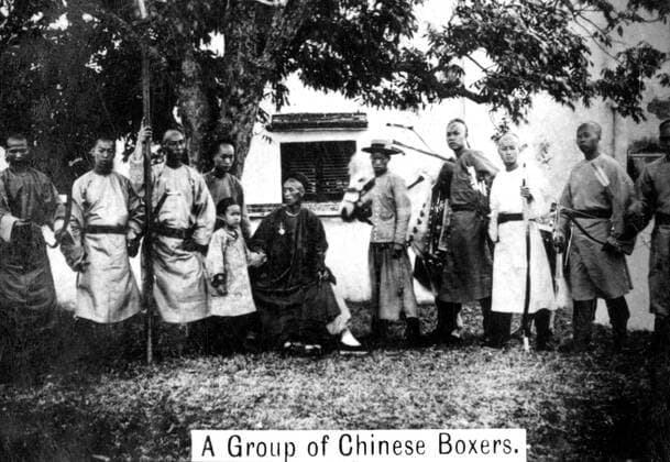 RECORD DATE NOT STATED A group of Chinese Boxers, 20th century. The Boxer Movement was a Chinese rebellion from November 1899 to September 1901 against foreign influence in areas such as trade, politics, religion and technology that occurred in China during the final years of the Manchu rule (Qing Dynasty). A group of Chinese Boxers, 20th Century.Artist: Ogden s Guinea Gold Cigarettes 