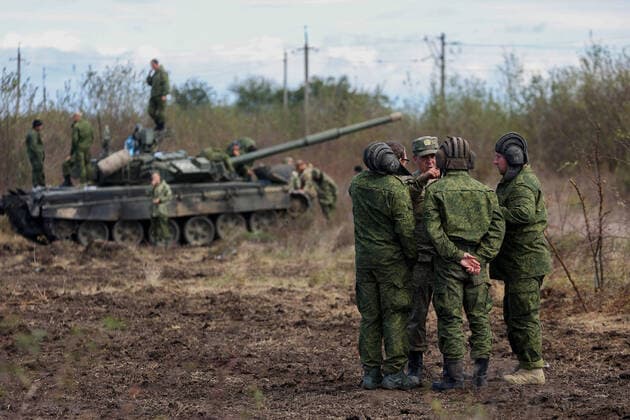 News Themen der Woche KW41 News Bilder des Tages Russia Partial Mobilisation Tank Crews Training 8295123 14.10.2022 Reservists conscripted for military service during partial mobilisation stand near a T-72 B3 battle tank as they undergo additional training as Russia s military operation in Ukraine continues, a training ground in Krasnodar Region, Russia. Vitaly Timkiv Sputnik Krasnodar region Russia  Copyright: xVitalyxTimkivx