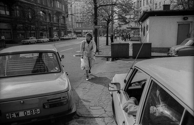 Oranienburger Tor DDR, Berlin, 24.04.1989, Oranienburger Tor, Oranienburger Straße Linienstraße, Frau, Autos, Â *** Oranienburger Tor GDR, Berlin, 24 04 1989, Oranienburger Tor, Oranienburger Straße Linienstraße, woman, cars, Â