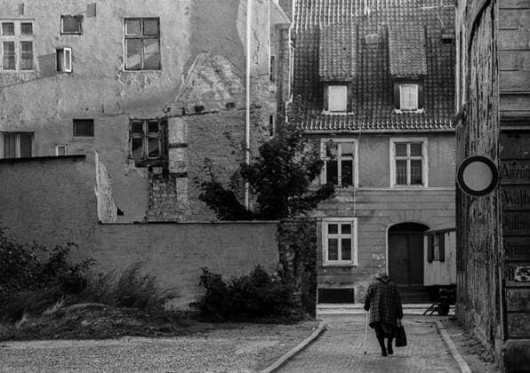 Stralsund DDR, Stralsund, 23.09.1988, Straße in Stralsund, ältere Frau, Â *** Stralsund GDR, Stralsund, 23 09 1988, street in Stralsund, elderly woman, Â
