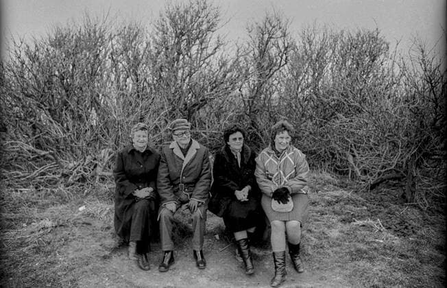 Ahrenshoop DDR, Ahrenshoop, 05.03.1989, ein Mann und drei Frauen auf einer Bank über der Steilküste, Ahrenshoop, Darß, Â *** Ahrenshoop GDR, Ahrenshoop, 05 03 1989, a man and three women on a bench above the steep coast, Ahrenshoop, Darß, Â