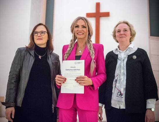 14.10.2022 xesx Frankfurt am Main, Der Landesverband Evangelische Frauen in Hessen und Nassau e.V ehrt Moderatorin Sonya Kraus mit dem Katharina-Zell-Preis für ihren mutigen Umgang mit ihrer Brustkrebserkrankung Bild zeigt: der Landesverband Evangelische Frauen in Hessen und Nassau e.V. hat heute Abend Sonya Kraus den Katharina-Zell-Preis verliehen. Die Moderatorin erhält den Preis für ihren mutigen und unerschrockenen Umgang mit ihrer Brustkrebserkrankung. Das Bild zeigt Anja Schwier-Weinrich, geschäftsführende Pfarrerin im Landesverband Evangelische Frauen in Hessen und Nassau e.V, Preisträgerin Sonya Kraus, Christine Schwarzbeck, stellvertretende Vorsitzende im Landesverband Evangelische Frauen in Hessen und Nassau e.V.