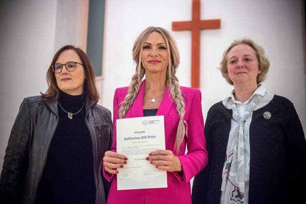 Bilder des Jahres 2022, Entertainment 10 Oktober Entertainment Themen der Woche KW41 Entertainment Bilder des Tages 14.10.2022 xesx Frankfurt am Main, Der Landesverband Evangelische Frauen in Hessen und Nassau e.V ehrt Moderatorin Sonya Kraus mit dem Katharina-Zell-Preis für ihren mutigen Umgang mit ihrer Brustkrebserkrankung Bild zeigt: der Landesverband Evangelische Frauen in Hessen und Nassau e.V. hat heute Abend Sonya Kraus den Katharina-Zell-Preis verliehen. Die Moderatorin erhält den Preis für ihren mutigen und unerschrockenen Umgang mit ihrer Brustkrebserkrankung. Das Bild zeigt Anja Schwier-Weinrich, geschäftsführende Pfarrerin im Landesverband Evangelische Frauen in Hessen und Nassau e.V, Preisträgerin Sonya Kraus, Christine Schwarzbeck, stellvertretende Vorsitzende im Landesverband Evangelische Frauen in Hessen und Nassau e.V. *** 1 ES