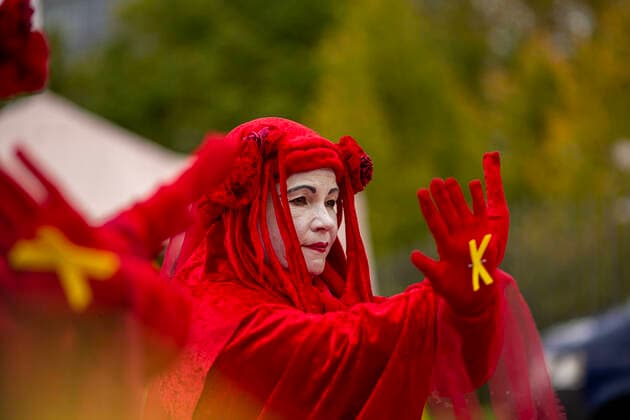 News Themen der Woche KW41 News Bilder des Tages Demonstration vor Bündnis 90 Die Grünen Parteitag in Bonn. Zu Beginn der Bundesdelegiertenkonferenz der Grünen am 14.10.2022 demonstriert Fridays for Future und Greenpeace heute mit anderen Umweltgruppen in Bonn. Grund für die Wut und Enttäuschung der Aktivist*innen ist die Vereinbarung zwischen Robert Habeck, Mona Neubaur und dem Energiekonzern RWE. In einem gemeinsamen Eckpunktepapier haben diese vor 10 Tagen angekündigt, Lützerath nun endgültig abreißen zu wollen. Bonn Gronau Nordrhein-Westfalen Deutschland *** Demonstration before Bündnis 90 Die Grünen party conference in Bonn At the beginning of the federal delegates conference of the Greens on 14 10 2022 Fridays for Future and Greenpeace demonstrates today with other environm