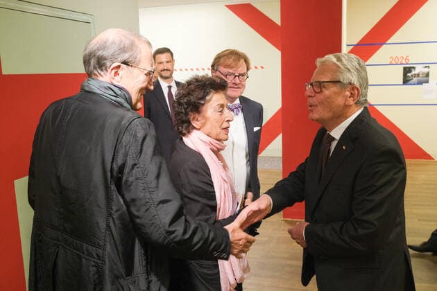 Ex Bundespräsident Joachim Gauck begrüsst Lea Rosh und Olaf Lemke bei der Auftaktveranstaltung Exilmuseum Werkstatt für neue Räumlichkeiten der Stiftung zur Vorbereitung des für 2026 geplanten Exilmuseum. Berlin, Fasanenstraße am 14.10.22 in Berlin Joachim Gauck und Herta Müller bei Eröffnung Exilmuseum Werkstatt in Berlin *** Ex Federal President Joachim Gauck welcomes Lea Rosh and Olaf Lemke at the launch event Exilmuseum Workshop for new premises of the Foundation in preparation for the Exilmuseum Berlin planned for 2026, Fasanenstraße on 14 10 22 in Berlin Joachim Gauck and Herta Müller at the opening Exilmuseum Workshop in Berlin