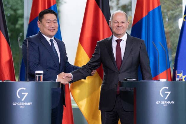 News Themen der Woche KW41 News Bilder des Tages RECORD DATE NOT STATED Bundeskanzler Olaf Scholz, Ministerpräsident Luvsannamsrain Oyun-Erdene 14.10.2022 Staatsbesuch des Ministerpräsidenten der Mongolei, Luvsannamsrain Oyun-Erdene bei Bundeskanzler Olaf Scholz im Kanzleramt Berlin Berlin GER *** Federal Chancellor Olaf Scholz, Prime Minister Luvsannamsrain Oyun Erdene 14 10 2022 State Visit of the Prime Minister of Mongolia, Luvsannamsrain Oyun Erdene to Federal Chancellor Olaf Scholz at the Chancellery Berlin Berlin GER