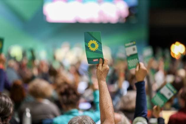 News Themen der Woche KW41 News Bilder des Tages Symbolbild Abstimmung zu einem Antrag. Die Delegierten heben die Abstimmungskarte - Der Parteitag von Bündnis 90 Die Grünen im WCCB in Bonn ist die 48. Bundesdelegiertenkonferenz BDK der Partei. Nach drei digitalen Parteitagen gibt es nun wieder ein Treffen in Präsenz. 14.10.2022 Bonn Gronau NRW Deutschland *** Symbol image Voting on a motion The delegates raise the voting card The party conference of Bündnis 90 Die Grünen in the WCCB in Bonn is the 48 Federal Delegates Conference BDK of the party After three digital party conferences, there is now again a meeting in Presence 14 10 2022 Bonn Gronau NRW Germany