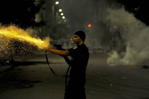 News Themen der Woche KW41 Tunesien, nächtliche Ausschreitungen in Tunis Night Protests At Tadhamen Neighborhood In Tunisia A policeman fires towards protesters in Ettadhamen, a working-class suburb west of the capital Tunis on October 14, 2022, the day after a 24-year-old man from Upper El Omrane died in hospital from injuries sustained in late August following an apparent accident during a police chase. Malek Slimi, died at the Charles Nicole Hospital on October 13, 2022, after spending over a month in a coma in intensive care. City Tadhamen Tunisia  Copyright: xYassinexMahjoubx originalFilename: mahjoub-notitle221014_npzjn.jpg