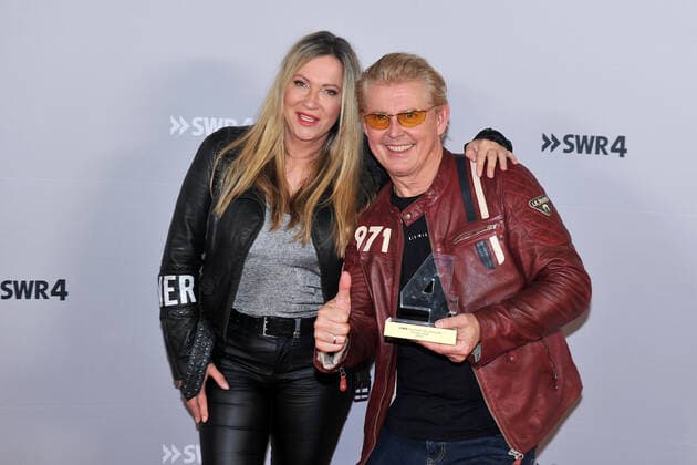 SWR 4: Gläserne 4 . Sänger Markus Mörl und Yvonne König anläßlich der Verleihung der Gläserne 4 vom SWR 4 am 14.10.2022 in der Phoenixhalle im Römerkastell Stuttgart. 20221014MWI44910