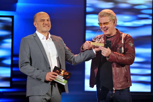 SWR 4: Gläserne 4 . Matthias Methner und Sänger Markus Mörl anläßlich der Verleihung der Gläserne 4 vom SWR 4 am 14.10.2022 in der Phoenixhalle im Römerkastell Stuttgart. 20221014MWI44259