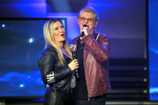 SWR 4: Gläserne 4 . Sänger Markus Mörl und Yvonne König anläßlich der Verleihung der Gläserne 4 vom SWR 4 am 14.10.2022 in der Phoenixhalle im Römerkastell Stuttgart. 20221014MWI44492
