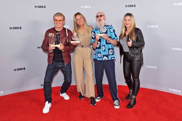 SWR 4: Gläserne 4 . Sänger Markus Mörl , Sängerin Sonia Liebing , Sänger Harpo und Yvonne König anläßlich der Verleihung der Gläserne 4 vom SWR 4 am 14.10.2022 in der Phoenixhalle im Römerkastell Stuttgart. 20221014MWI44922