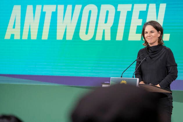 Bilder des Jahres 2022, News 10 Oktober News Themen der Woche KW41 48. Bundesdelegiertenkonferenz Parteitag Bündnis 90 Die Grünen - Annalena Baerbock, Bundesministerin des Auswärtigen, während ihrer Rede vor der BDK;48. Bundesdelegiertenkonferenz Parteitag Bündnis 90 Die Grünen - Annalena Baerbock, Bundesministerin des Auswärtigen, während ihrer Rede vor der BDK, Bonn NRW Deutschland World Conference Center *** 48 Federal Delegates Conference Party Congress Bündnis 90 Die Grünen Annalena Baerbock, Federal Minister of Foreign Affairs, during her speech to the BDK 48 Federal Delegates Conference Party Congress Bündnis 90 Die Grünen Annalena Baerbock, Federal Minister of Foreign Affairs, during her speech to the BDK, Bonn NRW Germany World Conference Center