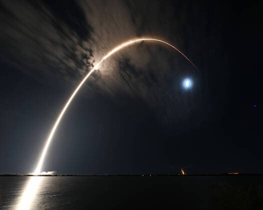 News Themen der Woche KW41 News Bilder des Tages A timed exposure of the SpaceX Falcon 9 rocket launching past the moon at 1:11 AM from Complex 40 at the Cape Canaveral Space Force Station, Florida on Saturday, October 15, 2022. SpaceX is launching Hotbird 13F, an Airbus built satellite for Eutelsat, which will provide TV, communications and data support for Europe, North Africa and parts of the Mid East. This launch marks the 100th SpaceX launch from Complex 40 and the 45th launch from Florida in 2022. 1 CCP20221015060 JOExMARINO