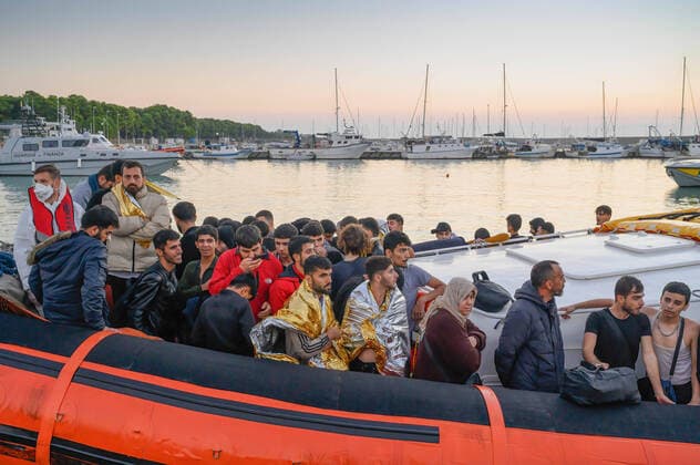 Bilder des Jahres 2022, News 10 Oktober News Themen der Woche KW41 News Bilder des Tages October 15, 2022, Roccella Jonica, Italy: Migrants seen with thermal blankets on a patrol boat. Patrol boats of the Italian Coast Guard toke two different groups of migrants (99 people in the first, 83 in the second, both from the Turkish Route) in Porto delle Grazie port of Roccella Jonica. The great majority of migrants are originally from Iran, Iraq, Afghanistan and Syria, with people from Bangladesh on the second arrival. Doctors Without Borders and the local committee of the Red Cross assisted migrants in the port. Roccella Jonica Italy - ZUMAs197 20221015_zaa_s197_063 Copyright: xValeriaxFerrarox