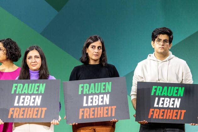 Bilder des Jahres 2022, News 10 Oktober News Themen der Woche KW41 Bewegende Aktion zur Solidarität der kämpfenden Frauen bei den Protesten im Iran - Der Parteitag von Bündnis 90 Die Grünen im WCCB in Bonn ist die 48. Bundesdelegiertenkonferenz BDK der Partei. Nach drei digitalen Parteitagen gibt es nun wieder ein Treffen in Präsenz. 15.10.2022 Bonn Gronau NRW Deutschland *** Moving action to show solidarity with the fighting women in the protests in Iran The party conference of Bündnis 90 Die Grünen in the WCCB in Bonn is the 48 Federal Delegates Conference BDK of the party After three digital party conferences, there is now again a meeting in Presence 15 10 2022 Bonn Gronau NRW Germany
