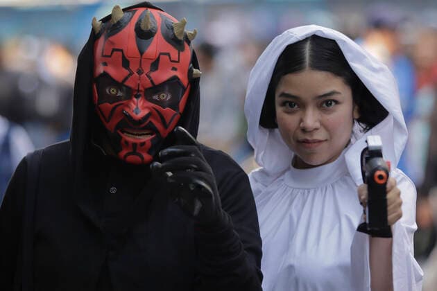 Bilder des Jahres 2022, News 10 Oktober News Themen der Woche KW41 News Bilder des Tages 501st Legion Mexican Garrison Star Wars Parade, Mexico City A person dressed as Star Wars characters Darth Maul (left) and Leia Organa (right) pose while accompanying members of the 501st Legion Mexican Garrison Star Wars, who marched from the Angel de la Independencia to the Monumento de la Revolucion in Mexico City, after the parade was suspended two years ago due to the COVID-19 health emergency in Mexico. Training Day is an annual parade that takes place in different parts of Mexico. This 2022 is the first time it will be held on one of Mexico City s main avenues. Mexico City Mexico City Mexico  Copyright: xGerardoxVieyrax originalFilename: vieyra-notitle221015_npk0Q.jpg
