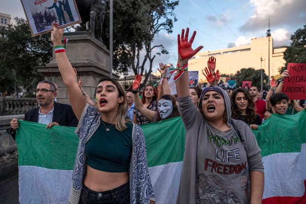 News Bilder des Tages October 15, 2022, Barcelona, Catalonia, Spain: Protesters are seen with their hands painted red during the demonstration. Hundreds of people have demonstrated in the center of Barcelona one month after the murder of Mahsa Amini in Iran in the hands of the morality police , protesters demand justice among other things. Barcelona Spain - ZUMAs197 20221015_zaa_s197_330 Copyright: xPacoxFreirex