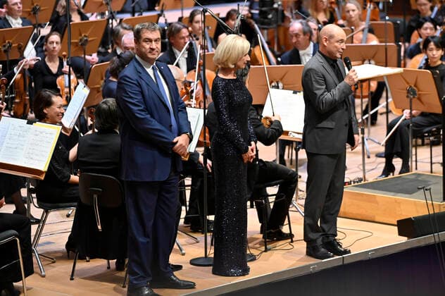 Markus Söder, Julia Lehner und Jens-Daniel Herzog beim 2. Philharmonischen Konzert zum 100. Geburtstag der Staatsphilharmonie Nürnberg in der Meistersingerhalle. Nürnberg, 15.10.2022
