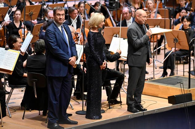 Markus Söder, Julia Lehner und Jens-Daniel Herzog beim 2. Philharmonischen Konzert zum 100. Geburtstag der Staatsphilharmonie Nürnberg in der Meistersingerhalle. Nürnberg, 15.10.2022