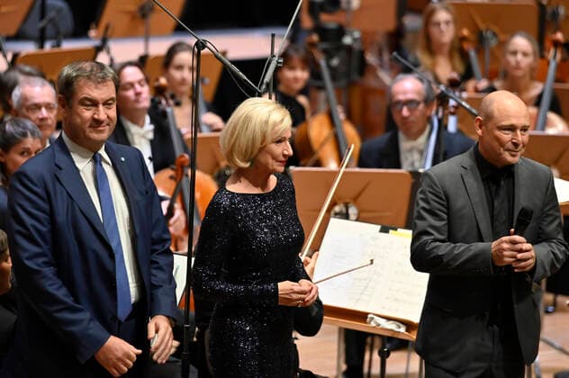 Markus Söder, Julia Lehner und Jens-Daniel Herzog beim 2. Philharmonischen Konzert zum 100. Geburtstag der Staatsphilharmonie Nürnberg in der Meistersingerhalle. Nürnberg, 15.10.2022