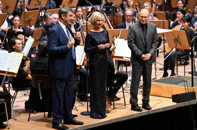 Markus Söder, Julia Lehner und Jens-Daniel Herzog beim 2. Philharmonischen Konzert zum 100. Geburtstag der Staatsphilharmonie Nürnberg in der Meistersingerhalle. Nürnberg, 15.10.2022