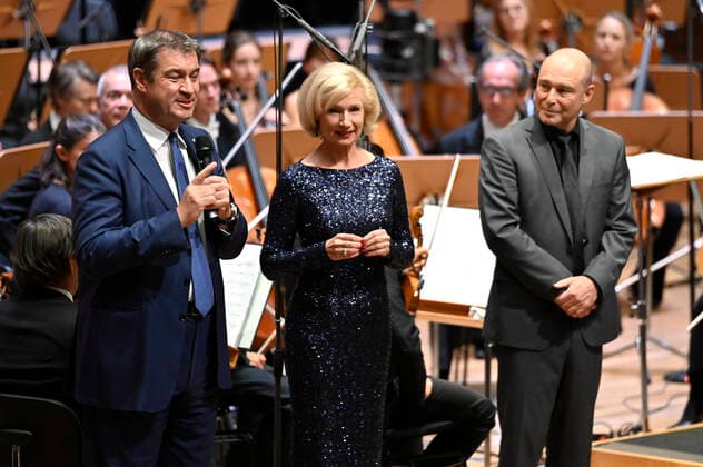 Markus Söder, Julia Lehner und Jens-Daniel Herzog beim 2. Philharmonischen Konzert zum 100. Geburtstag der Staatsphilharmonie Nürnberg in der Meistersingerhalle. Nürnberg, 15.10.2022