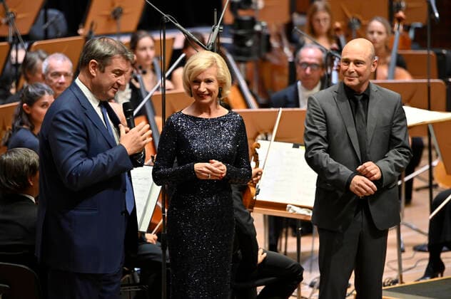 Markus Söder, Julia Lehner und Jens-Daniel Herzog beim 2. Philharmonischen Konzert zum 100. Geburtstag der Staatsphilharmonie Nürnberg in der Meistersingerhalle. Nürnberg, 15.10.2022
