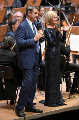 Markus Söder und Julia Lehner beim 2. Philharmonischen Konzert zum 100. Geburtstag der Staatsphilharmonie Nürnberg in der Meistersingerhalle. Nürnberg, 15.10.2022