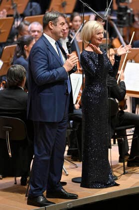 Markus Söder und Julia Lehner beim 2. Philharmonischen Konzert zum 100. Geburtstag der Staatsphilharmonie Nürnberg in der Meistersingerhalle. Nürnberg, 15.10.2022