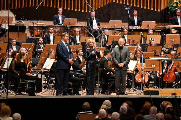 Markus Söder, Julia Lehner und Jens-Daniel Herzog beim 2. Philharmonischen Konzert zum 100. Geburtstag der Staatsphilharmonie Nürnberg in der Meistersingerhalle. Nürnberg, 15.10.2022