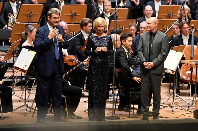 Markus Söder, Julia Lehner und Jens-Daniel Herzog beim 2. Philharmonischen Konzert zum 100. Geburtstag der Staatsphilharmonie Nürnberg in der Meistersingerhalle. Nürnberg, 15.10.2022