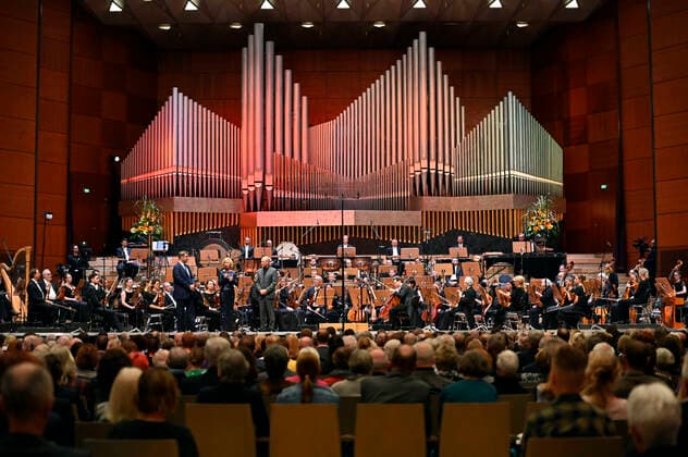 Markus Söder, Julia Lehner und Jens-Daniel Herzog beim 2. Philharmonischen Konzert zum 100. Geburtstag der Staatsphilharmonie Nürnberg in der Meistersingerhalle. Nürnberg, 15.10.2022